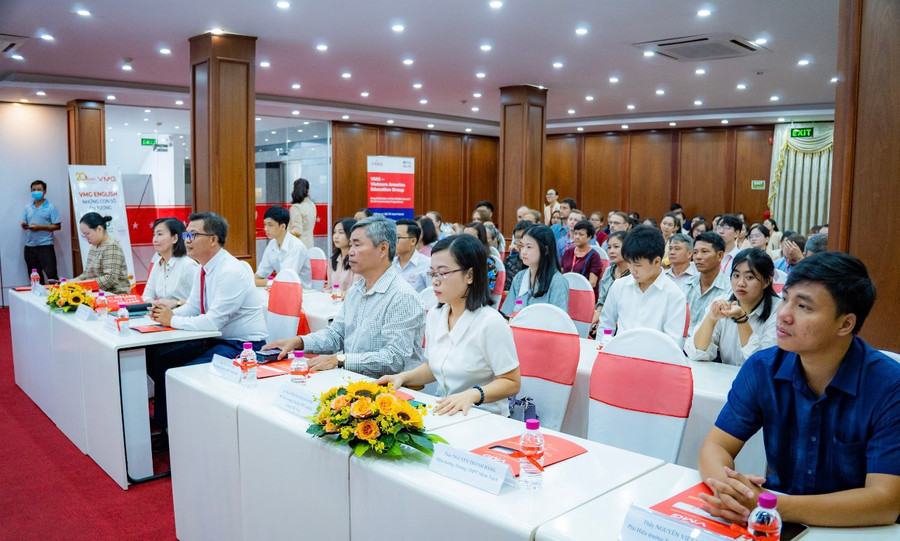 Quang cảnh buổi lễ vinh danh 6 thủ khoa của tỉnh Đồng Nai. Quang cảnh buổi lễ vinh danh 6 thủ khoa của tỉnh Đồng Nai.