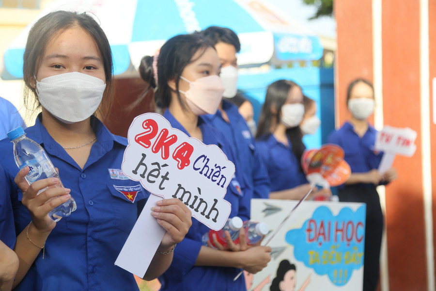 Các đội tình nguyện viên luôn đồng hành cùng thí sinh và người thân trong suốt kỳ thi. Các đội tình nguyện viên luôn đồng hành cùng thí sinh và người thân trong suốt kỳ thi.