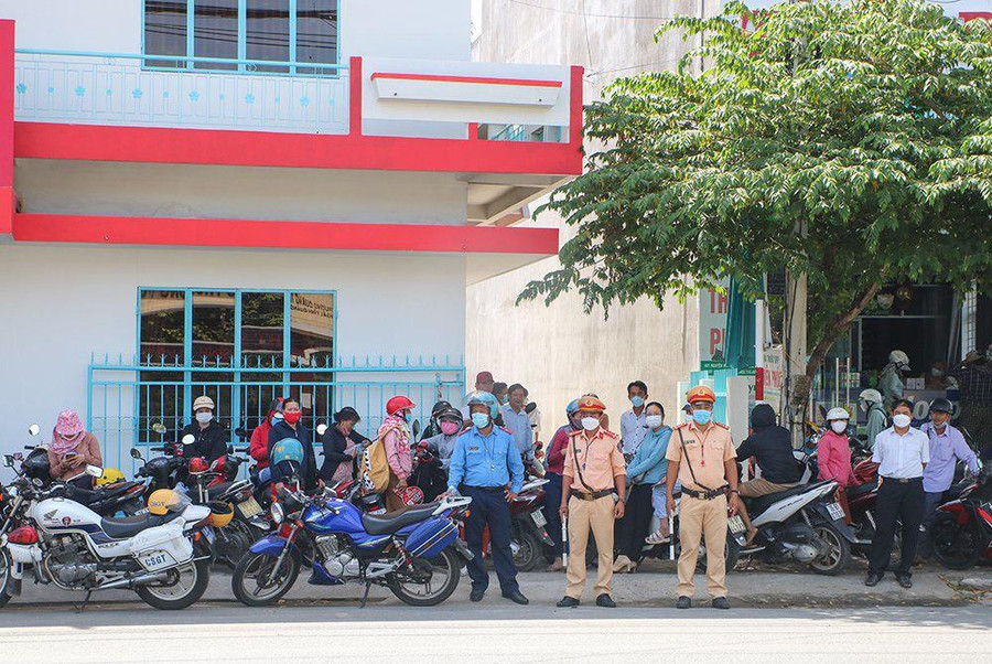 Lực lượng công an đảm bảo trật tự an toàn giao thông trước các điểm thi. Lực lượng công an đảm bảo trật tự an toàn giao thông trước các điểm thi.