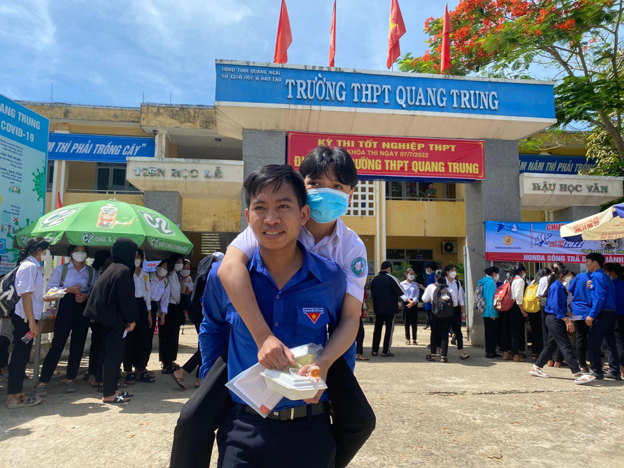 Tình nguyện viên hỗ trợ thí sinh khuyết tật tại huyện Sơn Hà.