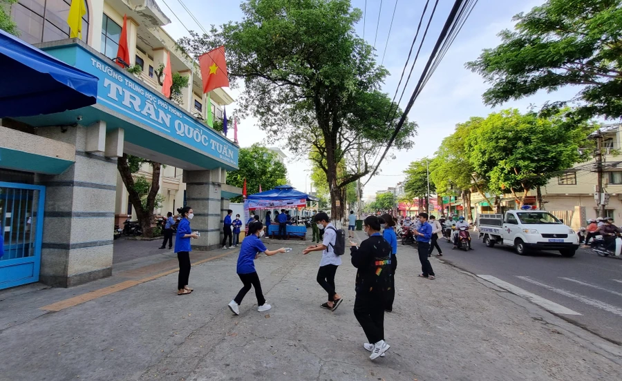 Tiết trời sáng 8/7, ủng hộ thí sinh đến điểm thi.