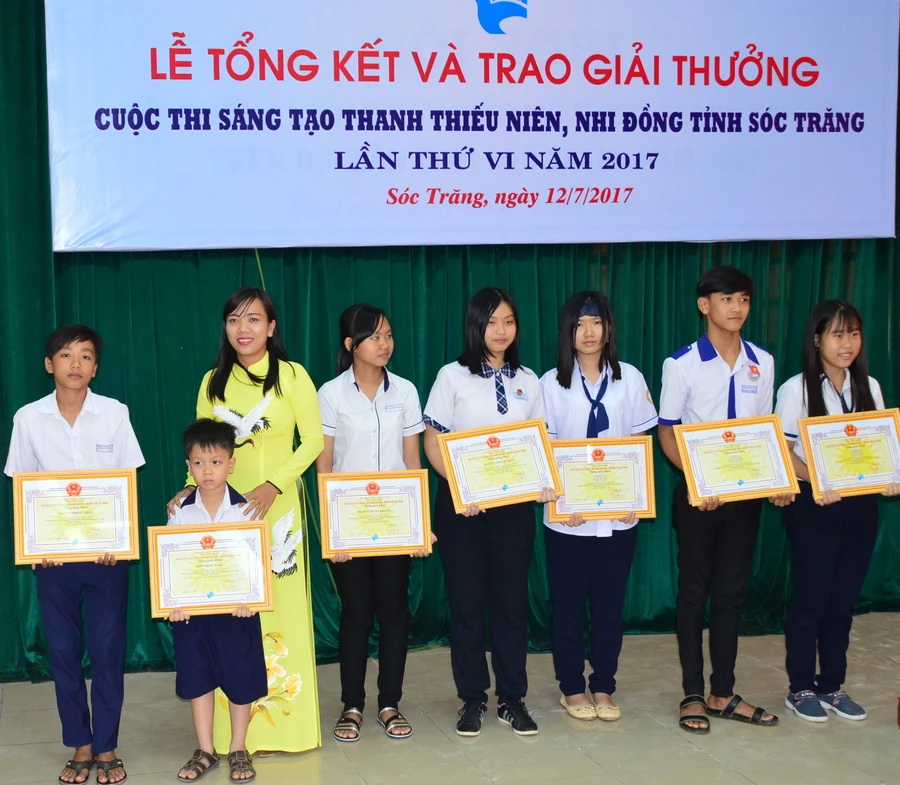 Trọng Nhân (nhỏ nhất) trong lễ trao thưởng