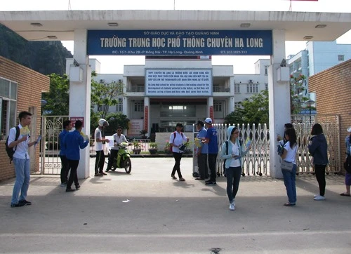 Trường THPT Chuyên Hạ Long dẫn đầu với 59 học sinh đạt thành tích tốt, được khen thưởng. Ảnh:Minh Cương