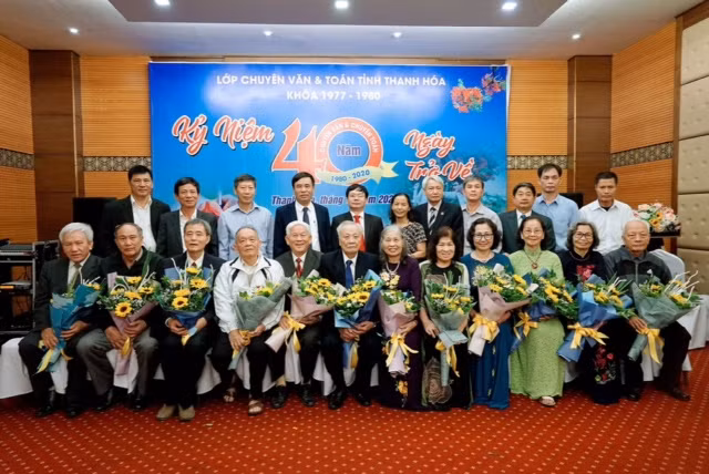 Thầy và trò lớp chuyên Văn - Toán (1977 - 1980) Trường THPT Hàm Rồng (Thanh Hóa)