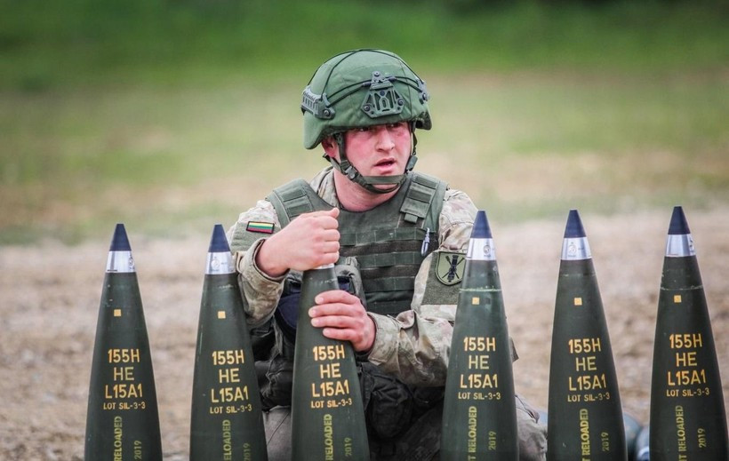 Đạn pháo L15A1 HE của công ty Rheinmetall hiện có giá 3300 euro/quả. Đạn pháo L15A1 HE của công ty Rheinmetall hiện có giá 3300 euro/quả.