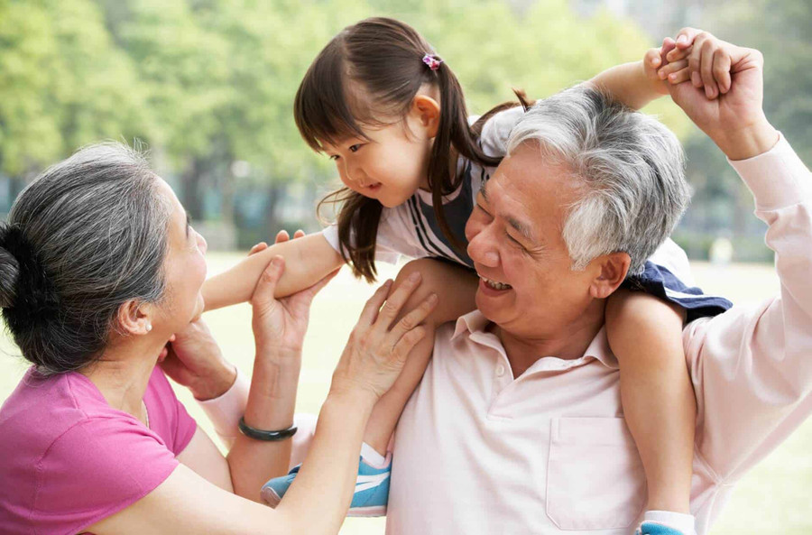 Người có nhiều kinh nghiệm trong cuộc sống sẽ là nguồn hỗ trợ đắc lực cho những người trẻ tuổi. (Ảnh: ITN).