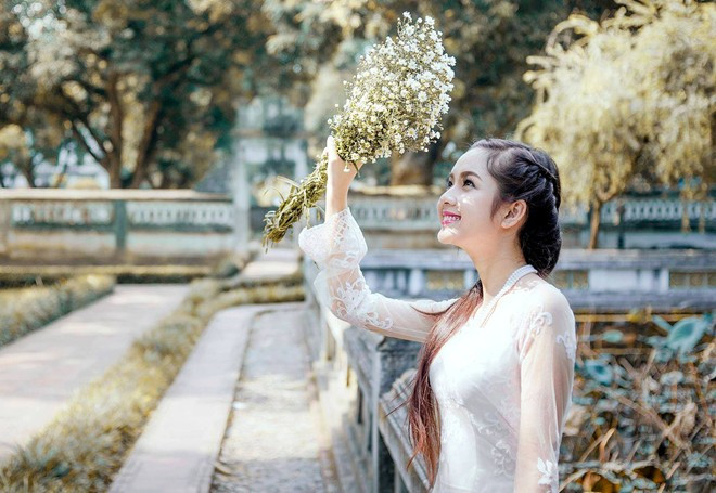 Trương Thị Ngọc Ánh sinh năm 1993, tại Tuyên Quang, hiện là sinh viên năm 4, lớp ĐH11A6, khoa Thiết kế đồ họa của ĐH Mỹ thuật công nghiệp Hà Nội. Nhan sắc nữ sinh đẹp nhất xứ Tuyên