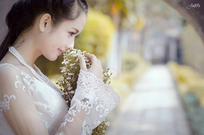 Tuy còn bỡ ngỡ về cách tạo dáng, nhưng cô sinh viên được nhận xét rất ăn hình và có triển vọng trong tương lai. Nhan sắc nữ sinh đẹp nhất xứ Tuyên