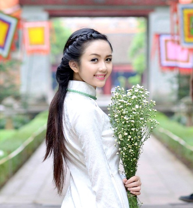 Với vẻ đẹp thuần khiết vốn có, không khó hiểu khi Ngọc Ánh đoạt giải Gương mặt khả ái nhất trong cuộc thiNgười đẹp xứ Tuyên 2014.Bên cạnh đó, cô sinh viên ĐH Mỹ thuật công nghiệp còn từng giành giải Khuyến khích và giải Nhì trong 2 lần tham gia cuộc thi vẽ tranh cấp thành phố. Nhan sắc nữ sinh đẹp nhất xứ Tuyên