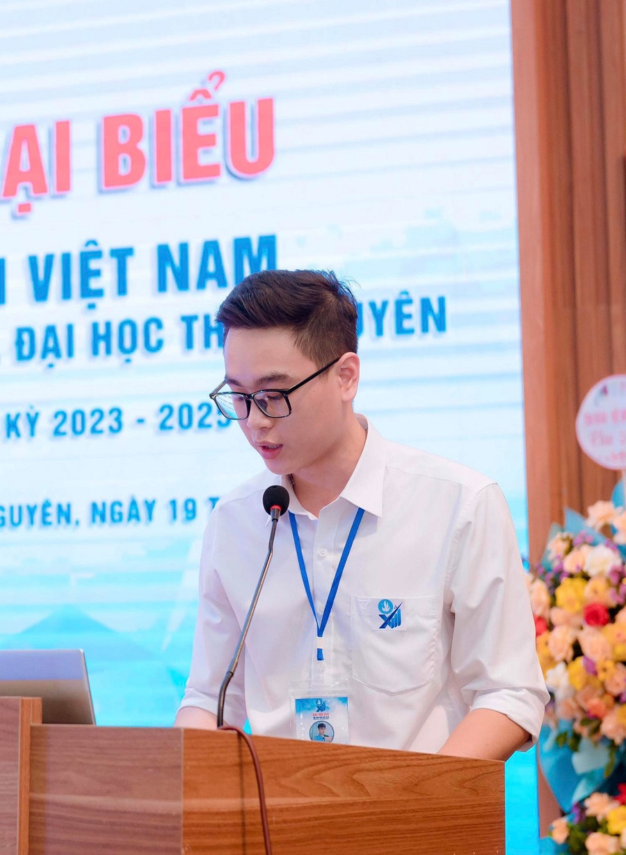 Sinh viên Lăng Nguyễn Hùng Anh giữ chức vụ Phó Chủ tịch Hội Sinh viên Việt Nam trường Đại học Y - Dược (ĐH Thái Nguyên). Sinh viên Lăng Nguyễn Hùng Anh giữ chức vụ Phó Chủ tịch Hội Sinh viên Việt Nam trường Đại học Y - Dược (ĐH Thái Nguyên).