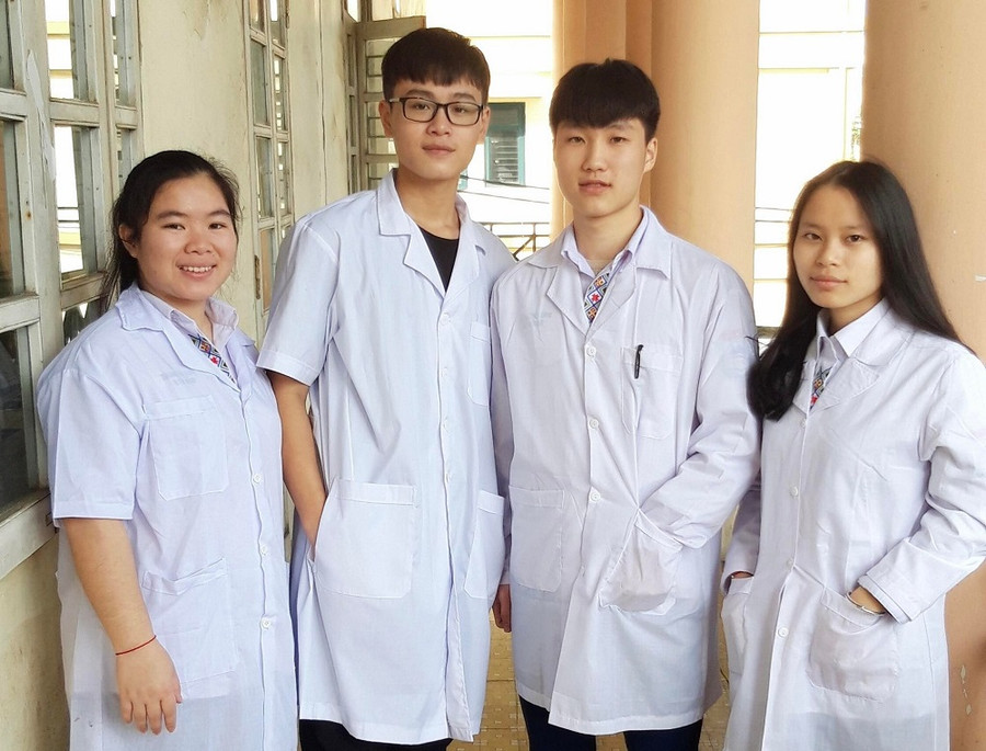 Hùng Anh (đứng thứ hai từ trái sang) luôn nỗ lực học tập để trở thành một bác sĩ giỏi. Hùng Anh (đứng thứ hai từ trái sang) luôn nỗ lực học tập để trở thành một bác sĩ giỏi.