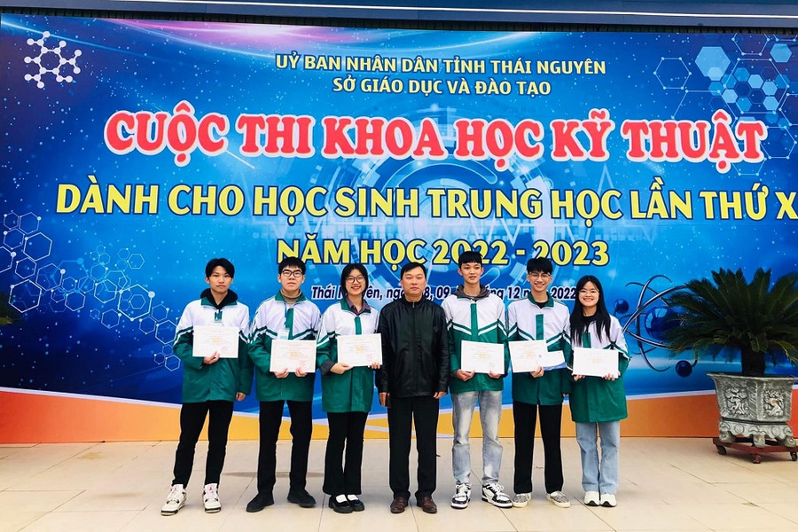Ma Công Dương (thứ 2 từ trái sang) xuất sắc đạt giải Ba cuộc thi KHKT cấp tỉnh đề tài “Ứng dụng công nghệ đo màu kĩ thuật số xác định hàm lượng sắt trong nước ngầm”.