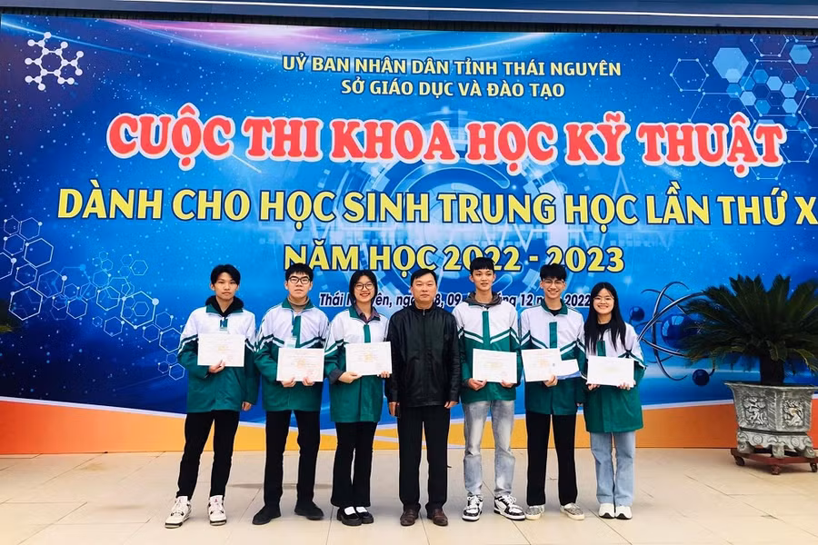 Ma Công Dương (thứ 2 từ trái sang) xuất sắc đạt giải Ba cuộc thi KHKT cấp tỉnh đề tài “Ứng dụng công nghệ đo màu kĩ thuật số xác định hàm lượng sắt trong nước ngầm”.