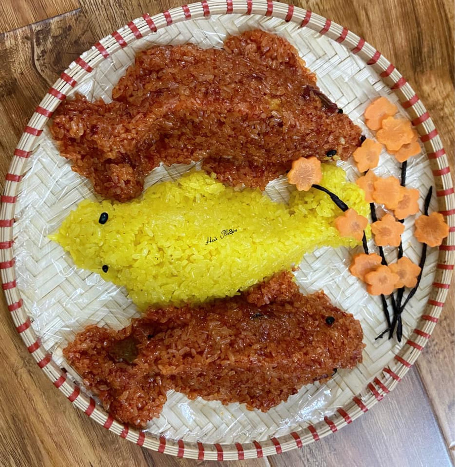 Chị Hòa cho biết, để tạo hình cá chép rất đơn giản. Chỉ cần sử dụng khuôn đúc hình cá chép, đồ xôi, sau đó nén vào khuôn và dùng hai hạt đỗ đen làm mắt cá.