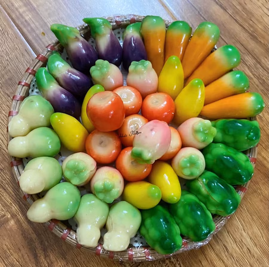 Bánh đậu xanh trái cây mua sẵn.