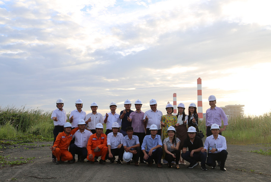 Đoàn tham quan, học tập thực tế tại bãi xỉ của công ty. (Ảnh: CTCC)