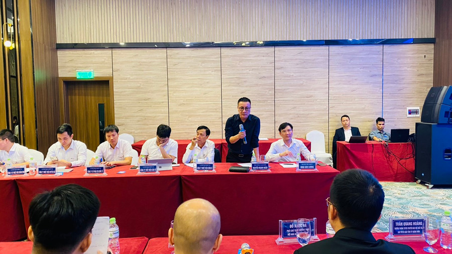 Ông Nguyễn Mạnh Huấn - Phó Tổng Giám đốc EVNGENCO1 phản hồi với các kiến nghị của đội ngũ truyền thông. (Ảnh: CTCC)