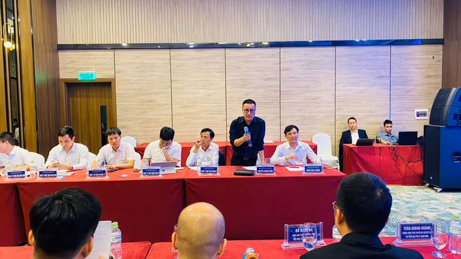 Ông Nguyễn Mạnh Huấn - Phó Tổng Giám đốc EVNGENCO1 phản hồi với các kiến nghị của đội ngũ truyền thông. (Ảnh: CTCC)