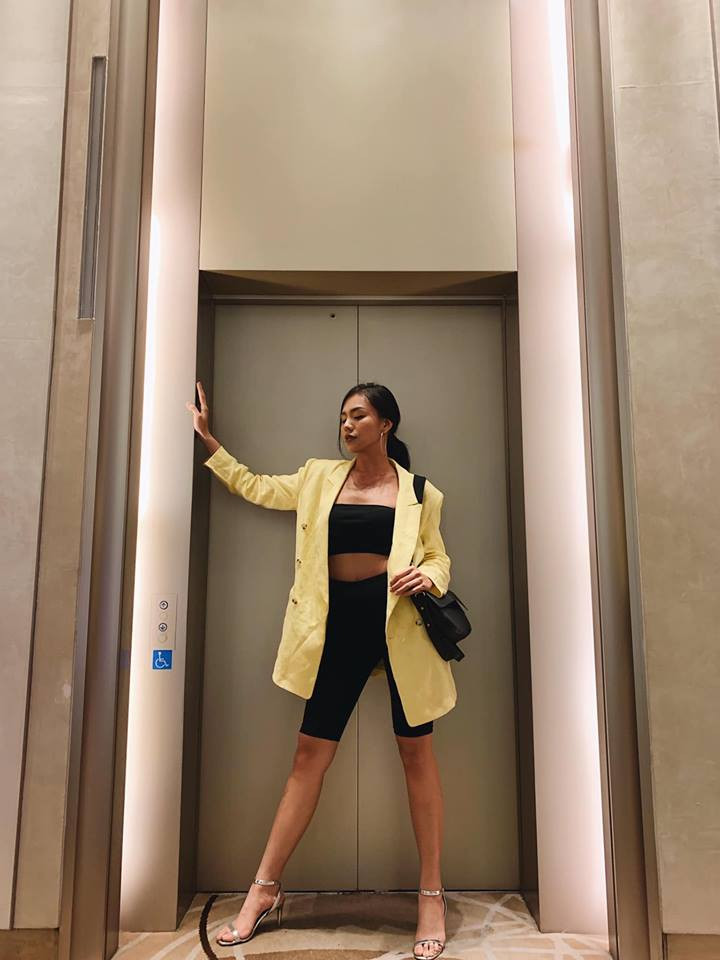 Quỳnh Như The Face lên đồ sang chảnh đi sự kiện với chiếc quần đạp xe khi khoác ngoài áo blazer và giày cao gót ánh kim.