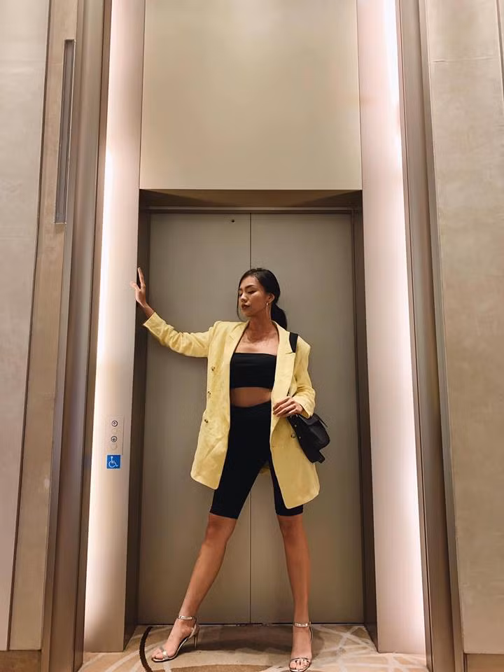 Quỳnh Như The Face lên đồ sang chảnh đi sự kiện với chiếc quần đạp xe khi khoác ngoài áo blazer và giày cao gót ánh kim.