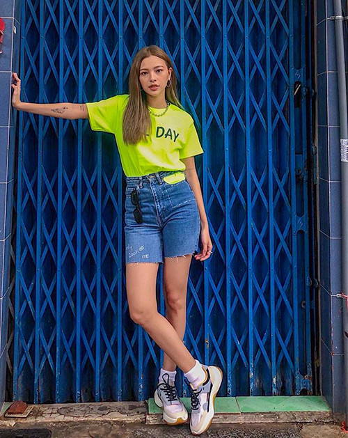 Tú Hảo năng động, khỏe khoắn hơn khi diện cả bộ kiểu thể thao với quần jeans lửng.