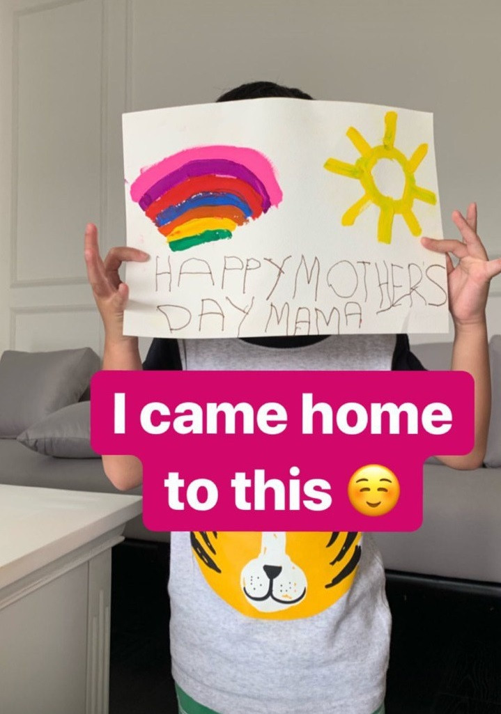 Bức tranh với lời chúc ngày của mẹ được quý tử nhỏ nhà Hà Tăng dành tặng cô. Bức tranh với lời chúc ngày của mẹ được quý tử nhỏ nhà Hà Tăng dành tặng cô.