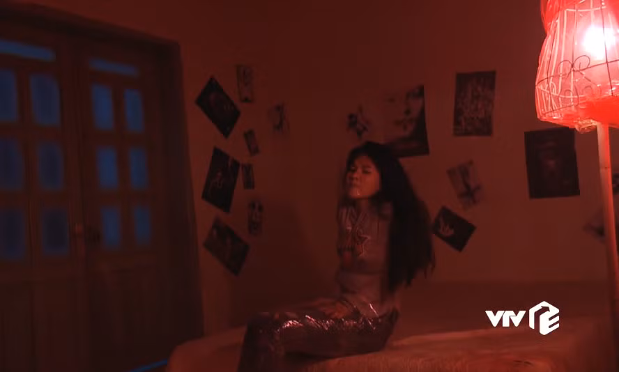 Nạn nhân may mắn nhất trong 6 tập phim Mê cung chính là Linh - em gái cảnh sát Quyết. Mặc dù bị Fedora theo dõi và lập kế hoạch rất chi tiết để bắt cóc nhưng Linh đã may mắn thoát chết.