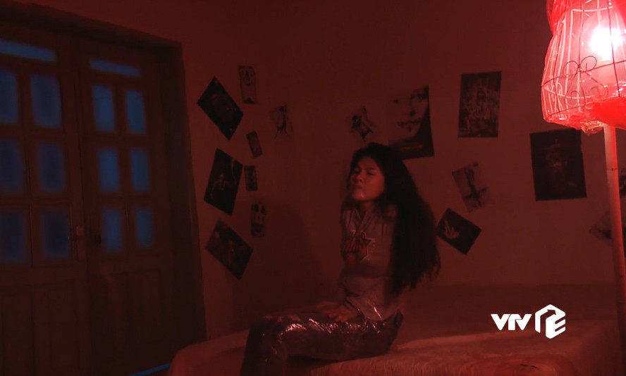 Nạn nhân may mắn nhất trong 6 tập phim Mê cung chính là Linh - em gái cảnh sát Quyết. Mặc dù bị Fedora theo dõi và lập kế hoạch rất chi tiết để bắt cóc nhưng Linh đã may mắn thoát chết.