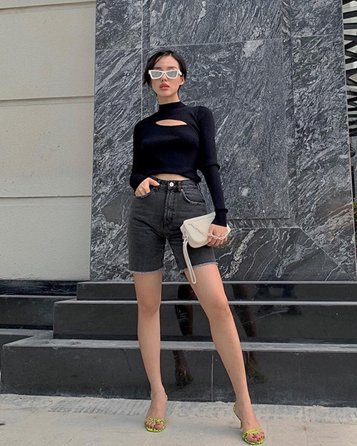 Nhiều fashionista có tiếng như Yến Trang, Khánh Linh cũng kết hợp dáng quần sporty cùng giày cao gót tạo nên sự đối lập.