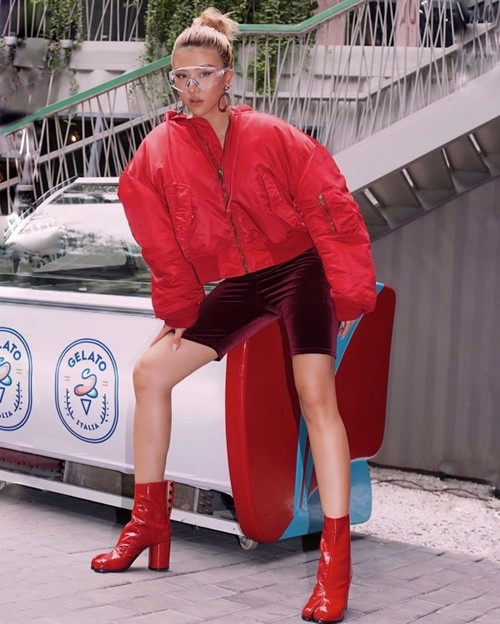 Cô nàng lại tiếp tục thể hiện trình độ mix đồ cao tay của mình bằng một set đồ tông xoẹt tông nhưng không kém phần năng động, cá tính.