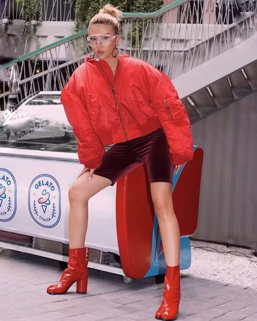 Cô nàng lại tiếp tục thể hiện trình độ mix đồ cao tay của mình bằng một set đồ tông xoẹt tông nhưng không kém phần năng động, cá tính.