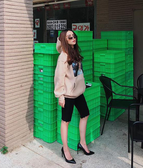 Quần jeans lửng vốn được bắt nguồn từ trào lưu quần đạp xe hot suốt mùa hè năm 2018. Chất liệu thun thể thao được cải tiến thành đồ denim, jeans để phù hợp hơn với street style hàng ngày.