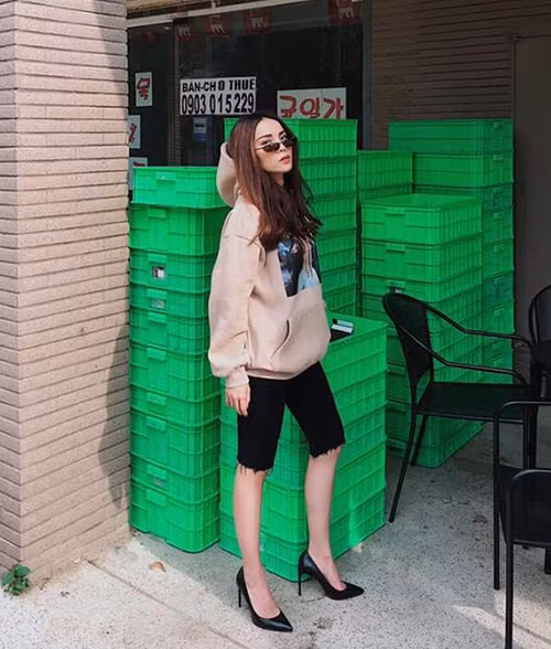 Quần jeans lửng vốn được bắt nguồn từ trào lưu quần đạp xe hot suốt mùa hè năm 2018. Chất liệu thun thể thao được cải tiến thành đồ denim, jeans để phù hợp hơn với street style hàng ngày.