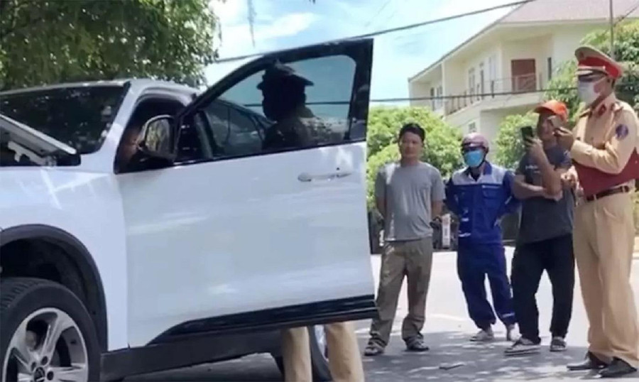 Tài xế xe ô tô không chấp hành hiệu lệnh của lực lượng Cảnh sát giao thông. Tài xế xe ô tô không chấp hành hiệu lệnh của lực lượng Cảnh sát giao thông.