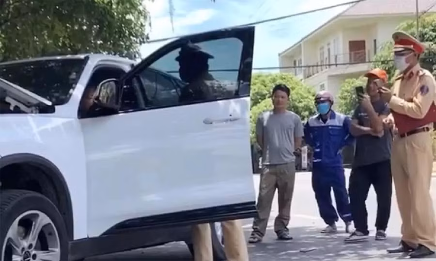 Tài xế xe ô tô không chấp hành hiệu lệnh của lực lượng Cảnh sát giao thông.