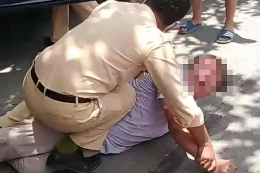 Lực lượng chức năng khống chế tài xế say xỉn. Lực lượng chức năng khống chế tài xế say xỉn.