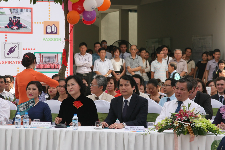Phó Chủ tịch Quốc hội Nguyễn Thị Kim Ngân (thứ hai từ trái sang), Thứ trưởng Bộ GD&ĐT Phạm Mạnh Hùng (thứ hai từ phải sang) và các đại biểu dự lễ khai giảng Phó Chủ tịch Quốc hội Nguyễn Thị Kim Ngân (thứ hai từ trái sang), Thứ trưởng Bộ GD&ĐT Phạm Mạnh Hùng (thứ hai từ phải sang) và các đại biểu dự lễ khai giảng
