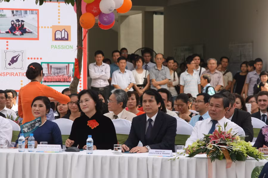 Phó Chủ tịch Quốc hội Nguyễn Thị Kim Ngân (thứ hai từ trái sang), Thứ trưởng Bộ GD&ĐT Phạm Mạnh Hùng (thứ hai từ phải sang) và các đại biểu dự lễ khai giảng