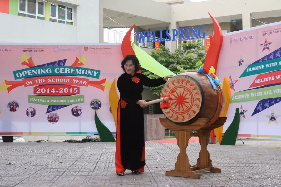 Phó Chủ tịch Quốc hội Nguyễn Thị Kim Ngân gióng hồi trống khai trường