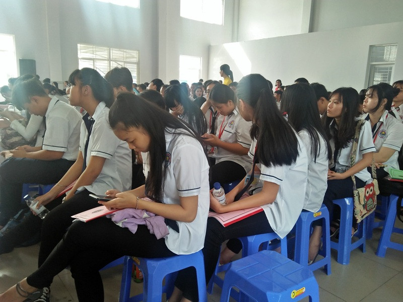Đông đảo học sinh, sinh viên tại buổi tuyên truyền, nhận biết về hàng gian, hàng giả Đông đảo học sinh, sinh viên tại buổi tuyên truyền, nhận biết về hàng gian, hàng giả