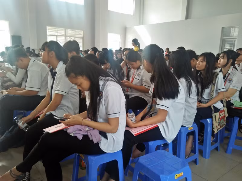 Đông đảo học sinh, sinh viên tại buổi tuyên truyền, nhận biết về hàng gian, hàng giả