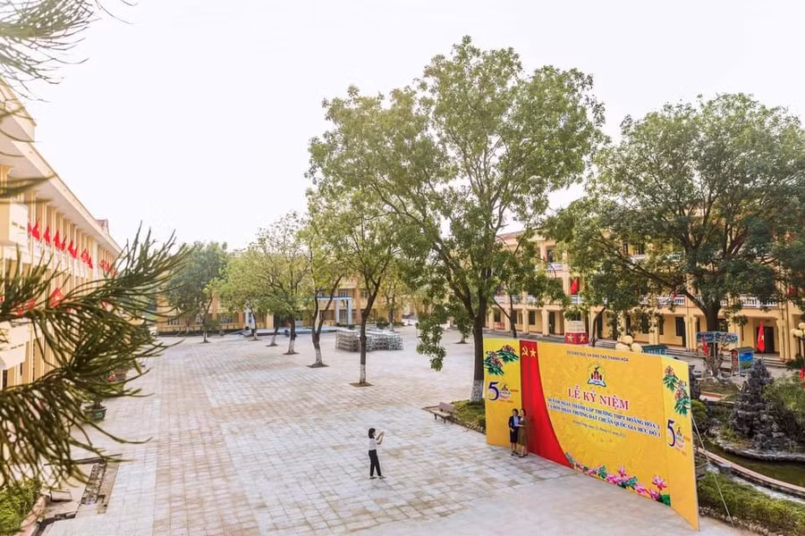 Cơ sở vật chất đồng bộ, trang thiết bị dạy học đạt chuẩn Quốc gia đáp ứng tốt cho nhu cầu giảng dạy và học tập