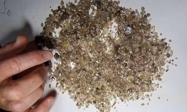 Nhóm nghiên cứu xem xét đồng vị heli trong những viên kim cương siêu sâu. Ảnh: Independent.