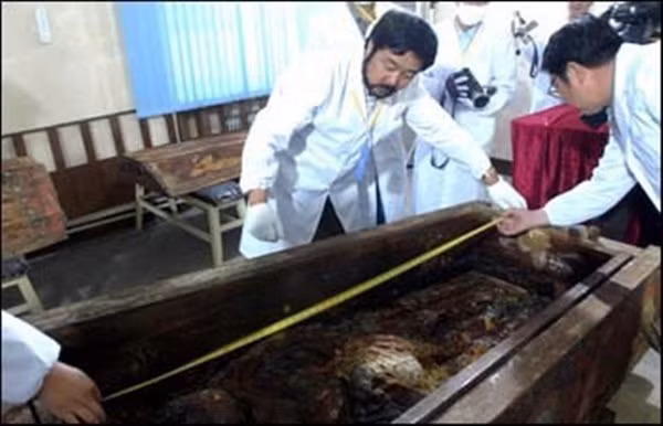 Phát hiện hài cốt nữ nhân đội vương miện trong lăng mộ cổ nghìn năm ở Trung Quốc, chuyên gia khảo cổ đau đầu suy đoán danh tính và nguyên nhân qua đời-4