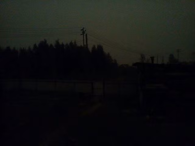 Cư dân trong vùng ngỡ ngàng khi bầu trời tối đen như mực giữa ban ngày