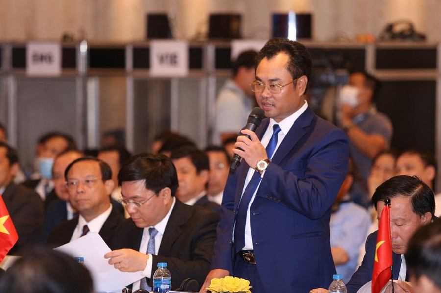 Ông Trịnh Việt Hùng, Chủ tịch UBND tỉnh Thái Nguyên trả lời, giải đáp những ý kiến, thắc mắc của nhà đầu tư Hàn Quốc liên quan đến các chính sách thu hút đầu tư của tỉnh Thái Nguyên.