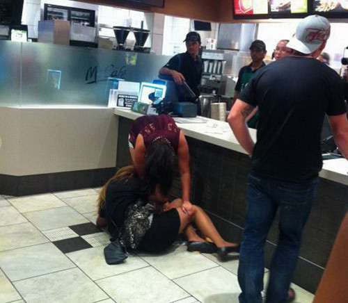 Đứng lên nào, ở đây không nằm ngủ được đâu.