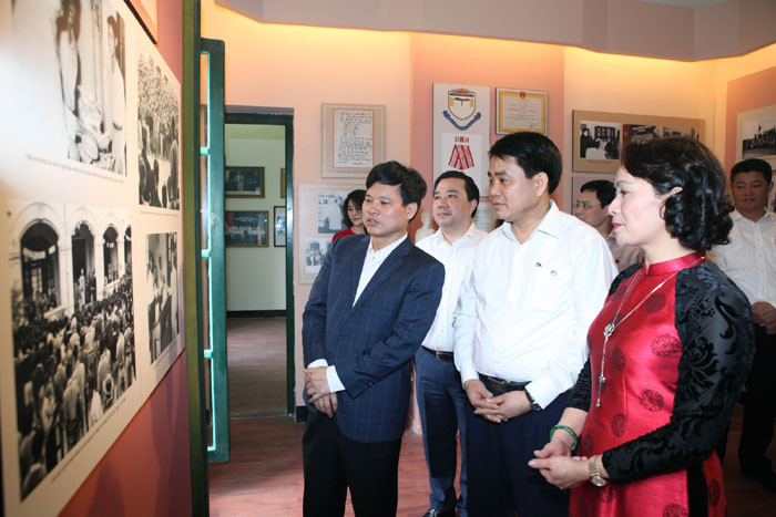 Chủ tịch UBND thành phố Nguyễn Đức Chung làm việc, kiểm tra tình hình dạy, học tại Trường THPT Chu Văn An ảnh 2