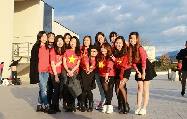 Cha mẹ Việt chi tiền “khủng” cho con đi du học nước ngoài ảnh 1