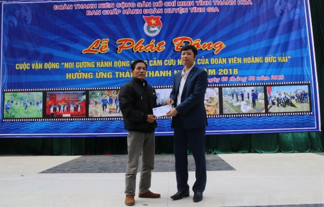  Bí thư tỉnh đoàn Thanh Hóa trao quà hỗ trợ gia đình sinh viên Hoàng Đức Hải. 